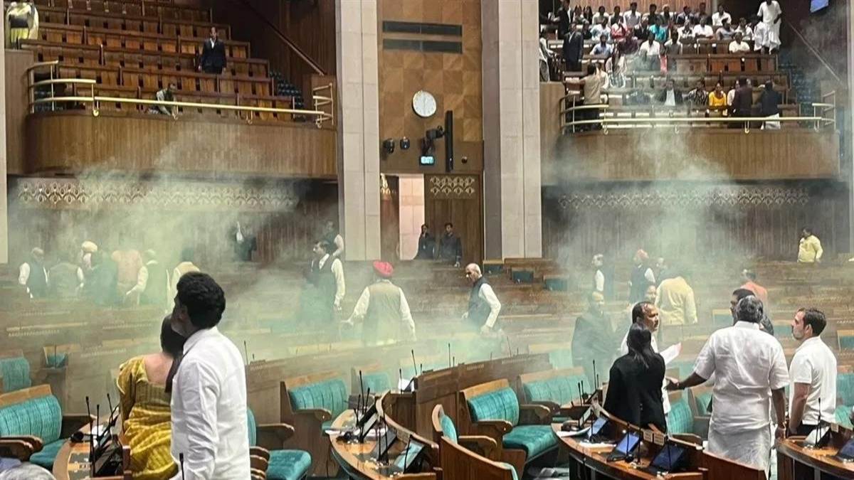 https://www.jagranimages.com/images/newimg/21122023/21_12_2023-parliament_security_breach_1_23610041.jpg