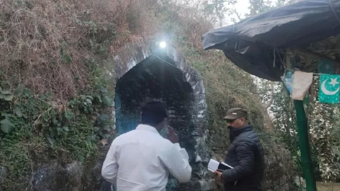 Sambhal News: संभल के लाडम सराय में प्राचीन इमारत को देखती एएसआइ की टीम। जागरण