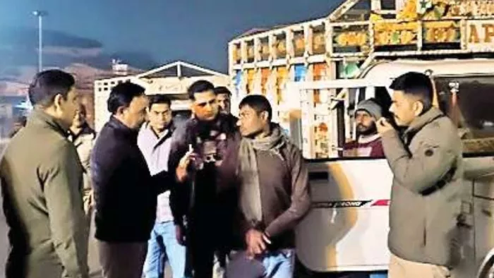 काली मंदिर पर शुक्रवार की रात में वाहनों की जांच करती पुलिस l जागरण