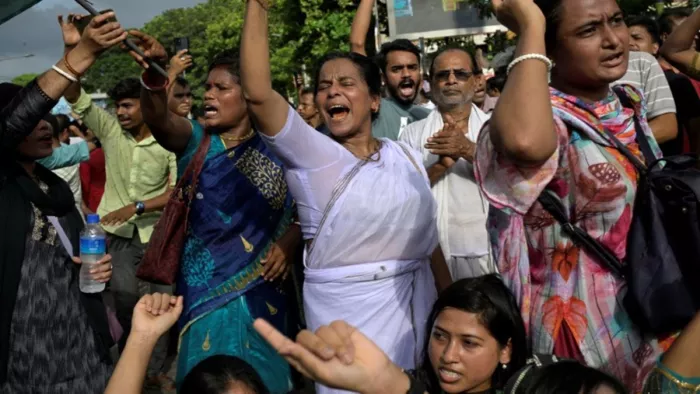 बांग्लादेश में हिंदू लोगों और मंदिरों के खिलाफ हिंसा के विरोध में प्रदर्शन (फोटो- रॉयटर)