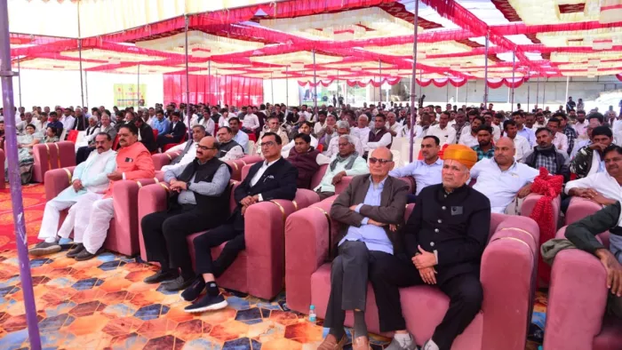 मेरे देश की मिट्टी अभियान में मौजूद लोग।