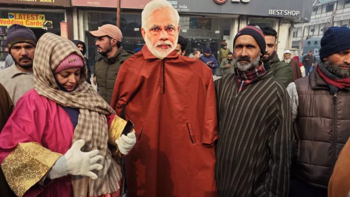 लालचौक पर पीएम मोदी के आदमकद कटआउट को पहनाया फिरन, लोगों ने ली सेल्फी।