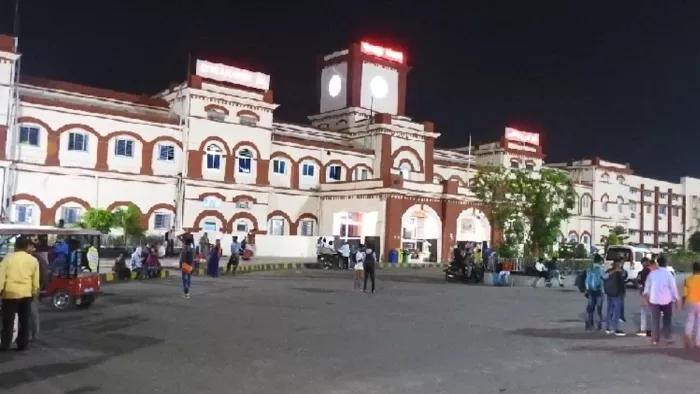पूर्वोत्तर रेलवे को मिलने वाली ऑनलाइन शिकायतों का निपटारा कर दिया जाता है।