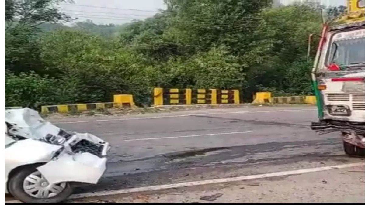 https://www.jagranimages.com/images/newimg/21122024/21_12_2024-truck_and_car_23853077.jpg