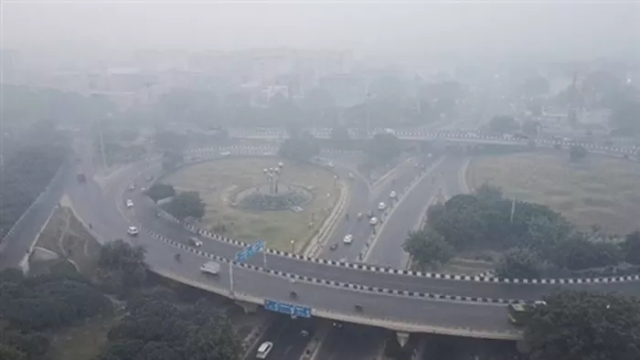 घने कोहरे के कारण विजिबिलिटी प्रभावित (सांकेतिक तस्वीर)