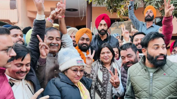 राजपुरा नगर काउंसिल वार्ड 2 से चुने गए काउंसलर सुखचैन सिंह सरवारा विधायक नीना मितल व समर्थकों के साथ।