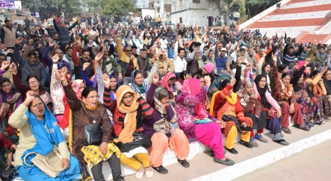 सामूहिक अवकाश लेकर शिक्षकों ने बुलंद की आवाज