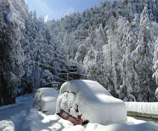 जम्‍मू-कश्‍मीर में भारी बर्फबारी, उत्‍तराखंड में जमी पाइप लाइनें, घने कोहरे की जद में दिल्‍ली-एनसीआर