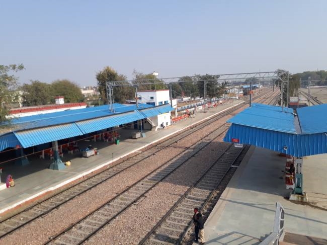 कुतुबपुर रेलवे फाटक पर बनी जाम की स्थिति से लोग परेशान