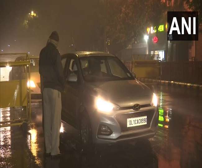 दिल्ली-एनसीआर में बारिश, सर्द हवाओं ने बढ़ाई ठंड, जानें मौसम का हाल