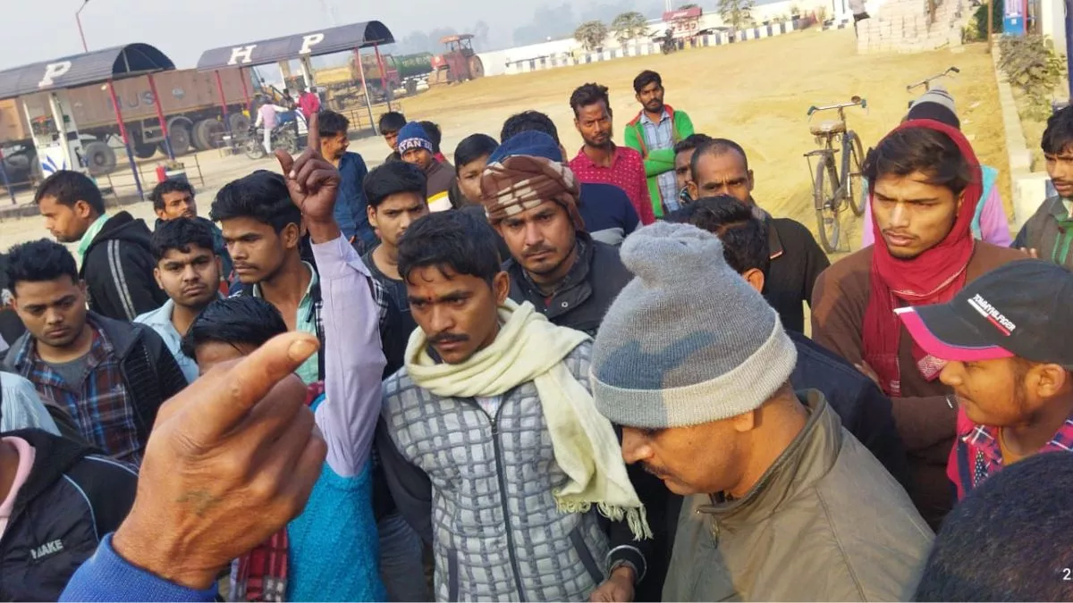 Basti road accident: किशोरों की मौत के बाद मौके पर जुटी भीड़। -जागरण