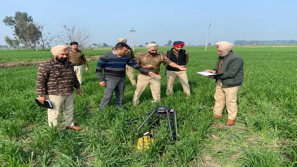 Punjab News: भारत-पाकिस्तान की सीमा पर दिखा पाकिस्तानी ड्रोन, एके-47 के बारह फायर कर पुलिस ने गिराया - Pakistani drone seen on India Pakistan border Punjab police shot down twelve AK 47