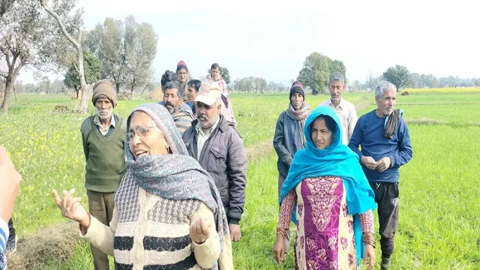 जम्मू-कश्मीर के उपराज्यपाल जनता को वादे तो कर रहे हैं लेकिन प्रशासन का डंडा जनता पर ही चल रहा।