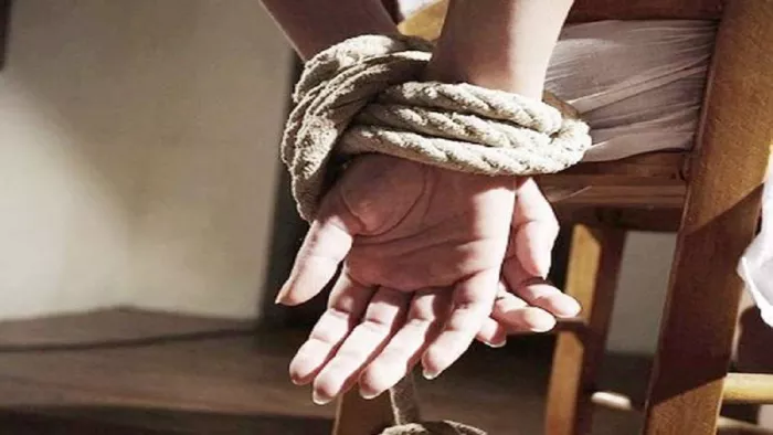 झाड़-फूंक के लिए संभल से बुलाए मौलवी और उसके साथी को बनाया बंधक।