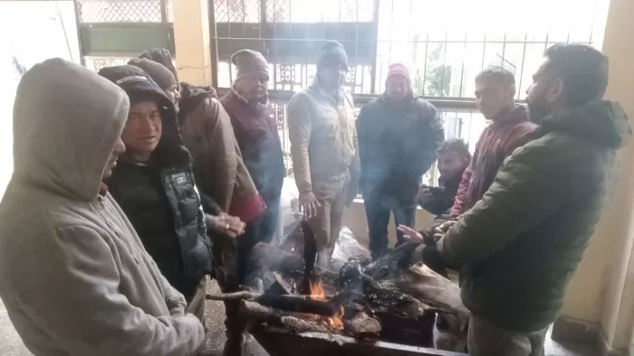 Joshimath: वर्षा व बर्फबारी के चलते ठंड बढ़ने से राहत शिविरों में व्यवस्थाएं कम पड़ने लगी हैं।