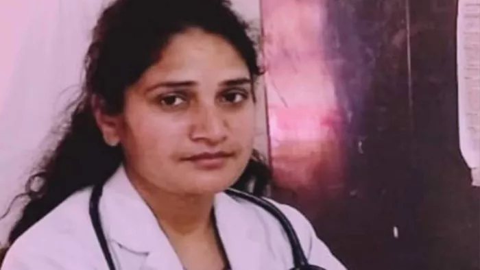 Joshimath Sinking: डा. ज्योत्सना नैथवाल आपदा में घर उजड़ने के बाद भी कर्तव्यनिष्ठा से प्रभावितों की सेवा में जुटी हैं।