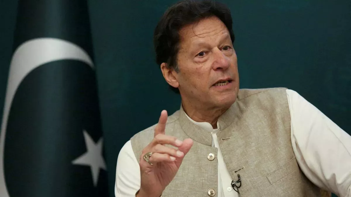 Pak News: पूर्व पीएम इमरान खान ने किया दावा, बोले- "जनरल बाजवा ने एक्सटेंशन   के बाद शरीफ के साथ किया समझौता" - former pm imran khan claimed former army  chief bajwa behavior
