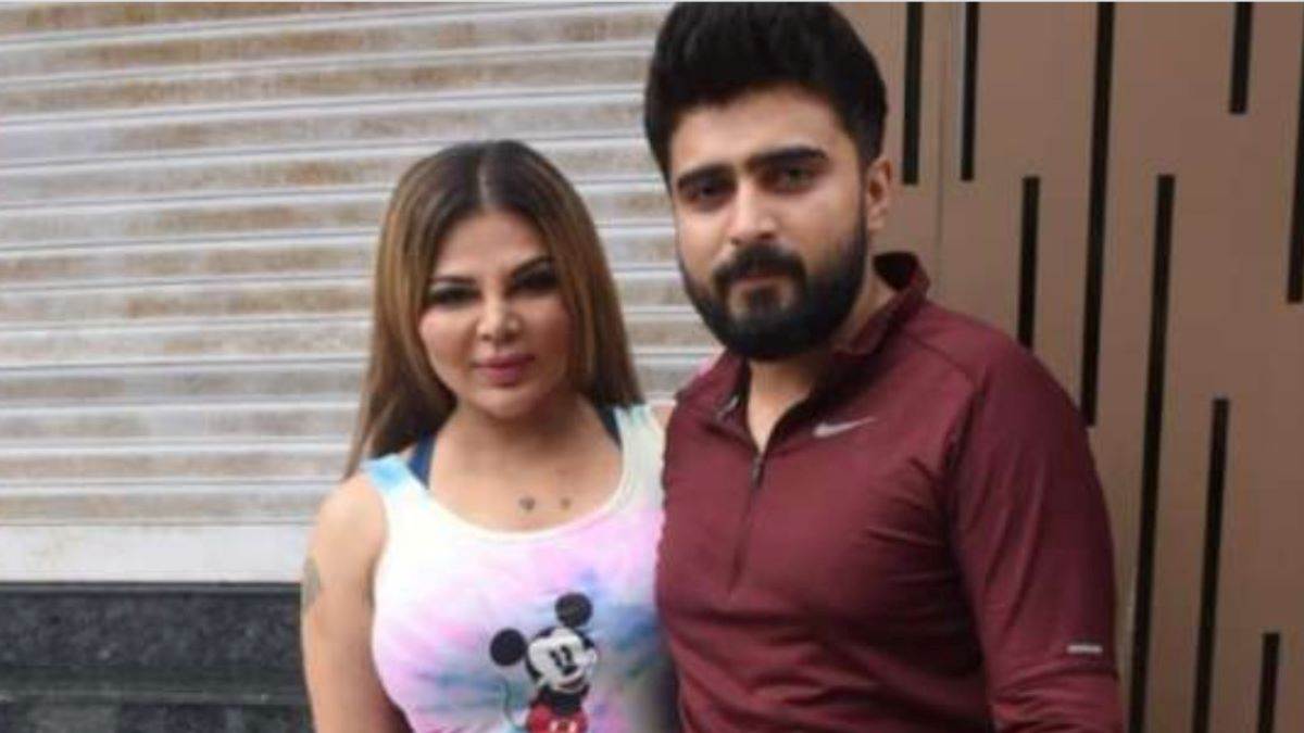 adil khan plays honeymoon bedroom video of rakhi sawant and him in front of paparazzi