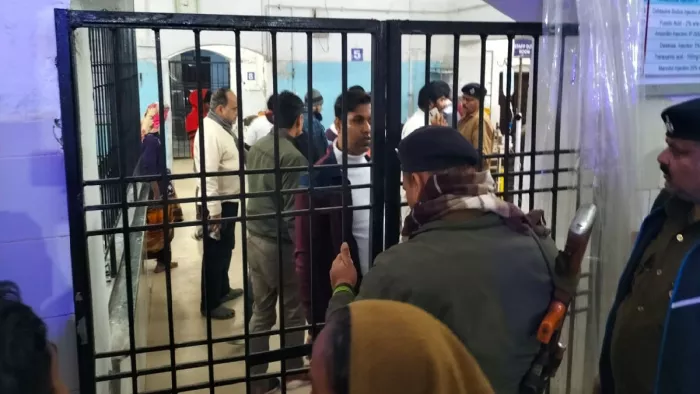 घटना के बाद सदर अस्पताल के आपातकाल कक्ष का बंद किया गया गेट
