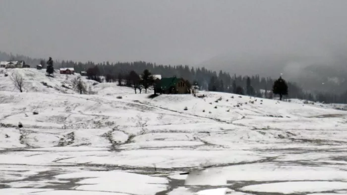 बर्फ में धंसी एंबुलेंस को जेसीबी से निकाल कर बचाई दो जिंदगियां