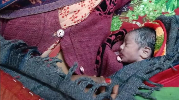 Pran Woman प्राण प्रतिष्ठा के दौरान गर्भवती ने बालक को दिया जन्म, पिता हाथ जोड़कर ...