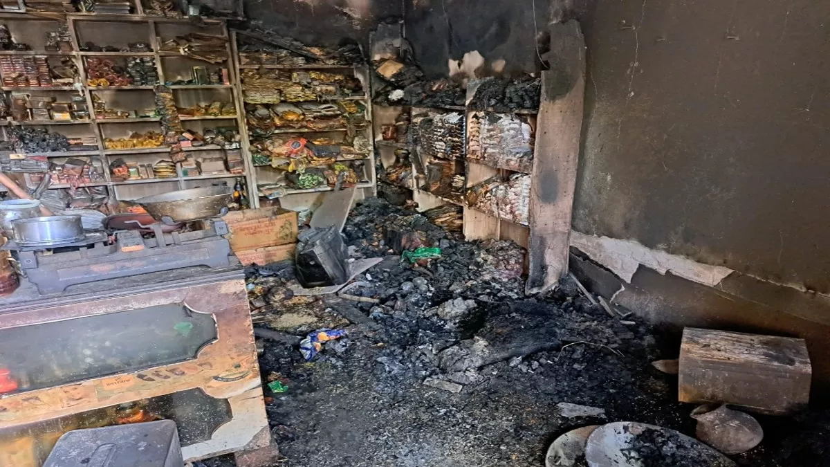 Bihar Crime: शादी में गया था परिवार, बदमाशों ने लगा दी किराना दुकान में आग; लाखों का सामान जल कर राख