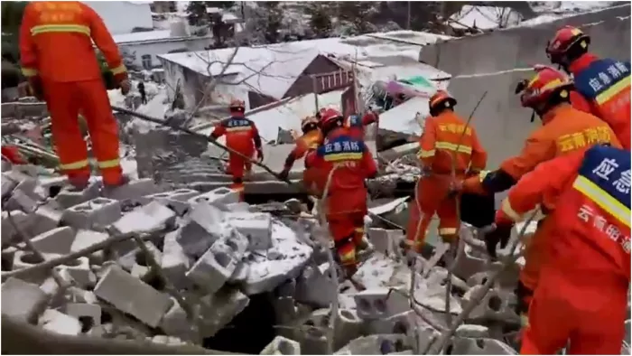 चीन के दक्षिण पश्चिम में पहाड़ का हिस्सा टूटने से भूस्खलन (Image: X/@XHNews)