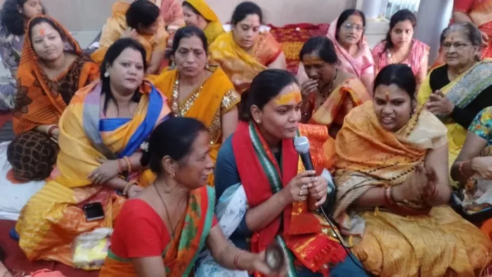 महिलाओं संग बैठकर भजन कीर्तन करतीं दीपाली दास।