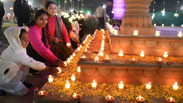अयोध्या में रामलला के विग्रह की प्राण प्रतिष्ठा के बाद यमुना वासुदेव घाट पर दीपोत्सव के दौरान दीप जलाते श्रद्धालु।