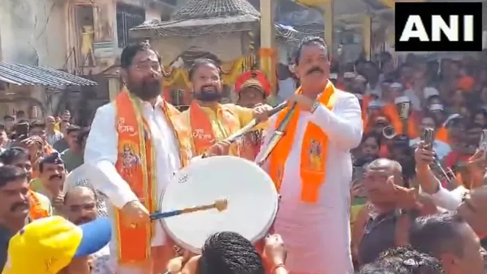 Ram Mandir: रामलला की प्राण प्रतिष्ठा के जश्न में डूबे सीएम एकनाथ शिंदे, कार्यकर्ताओं के संग बजाया ढोल (फोटो एएनआई)