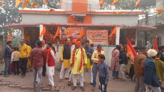 झरिया राजबाड़ी रोड स्थित राम मंदिर के पास जूट राम भक्त। श्रीराम निशान यात्रा निकलने की है तैयारी।