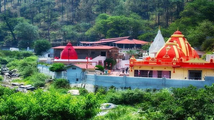 राममय हुआ कैंची धाम, लगे जय श्री राम के नारे; पुष्प वर्षा करके हुआ भक्तों का स्वागत