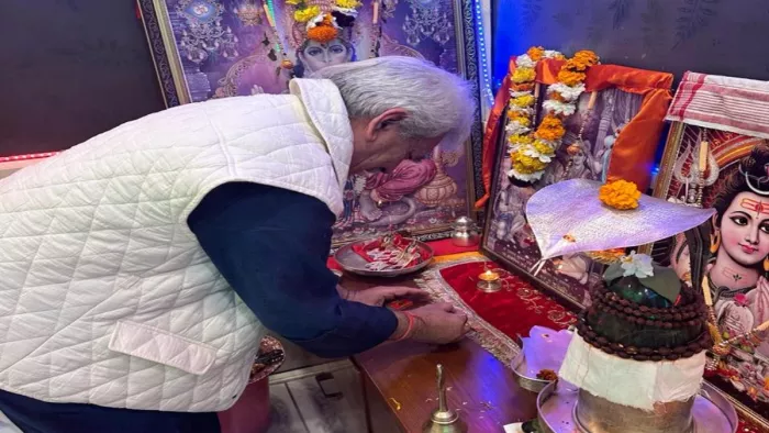 उपराज्यपाल मनोज सिन्हा ने घर में दीये जलाकर किया श्रीराम का स्वागत।