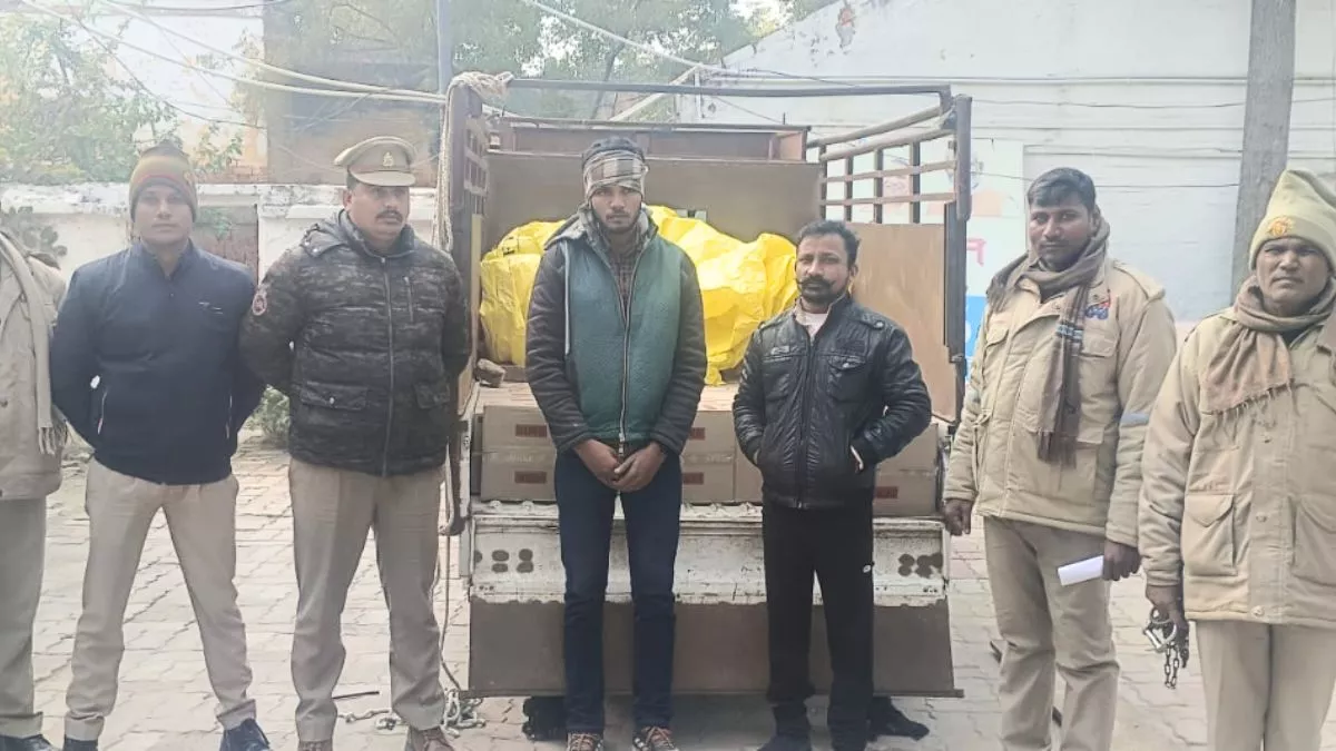 पूर्वांचल एक्सप्रेसवे से जा रहा था पिकअप, पुलिस ने तलाशी ली तो उड़े होश; बिहार से भी है कनेक्शन
