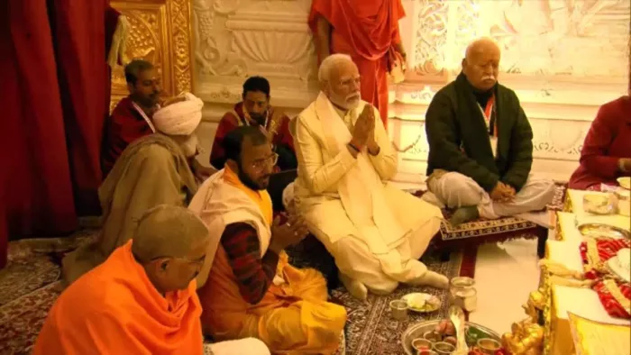 पीएम मोदी के साथ गर्भगृह में मौजूद रहे कई गणमान्य