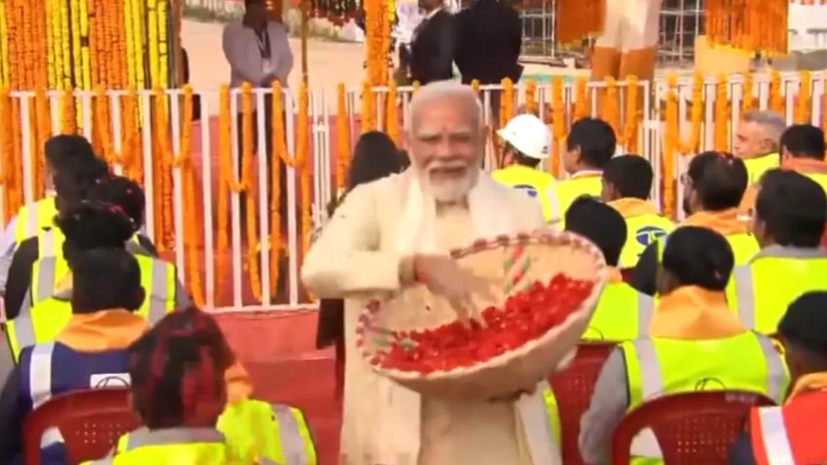 Ram Mandir : भावविभोर PM मोदी... हाथ में उठाई टोकरी फिर 'रामकाज' में लगे  श्रमवीरों पर बरसाने लगे गुलाब; VIDEO - PM Modi praised the hard work of the  workers who built