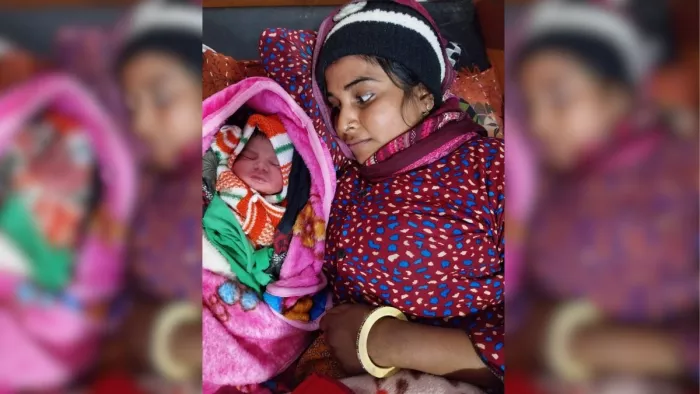 राधा पत्नी मनोज निवासी नावली अपने पुत्र के साथ।