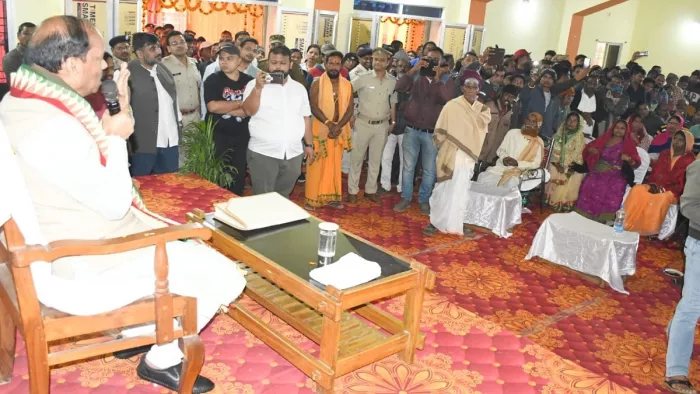 प्रधानमंत्री आवास को लेकर ग्रामीणों की शिकायत सुनते राज्यपाल रघुवर दास।