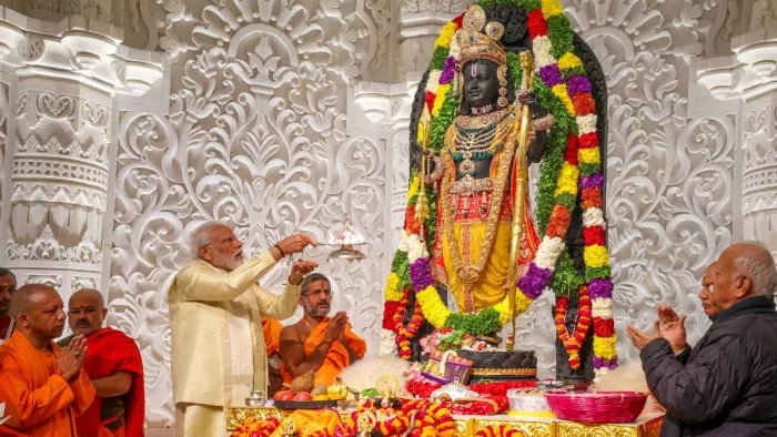 अयोध्या में भगवान रामलला की पूजा अर्चना करते हुए पीएम मोदी।