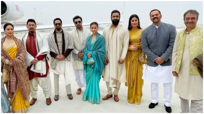 हाथों में इंवेटेशन कार्ड लिए पहुंच सितारे, (ANI)