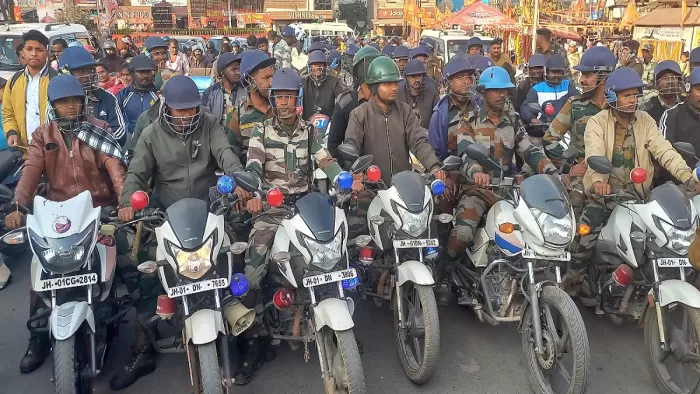 मैन रोड में मोटरसाइकिल से फ्लैग मार्च करती सिटी एसपी के नेतृत्व में टीम। जागरण