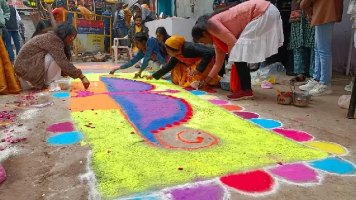 अयोध्या में रामलला की प्राण प्रतिष्ठा के अवसर पर किशोरियों ने बनाई रंगोली