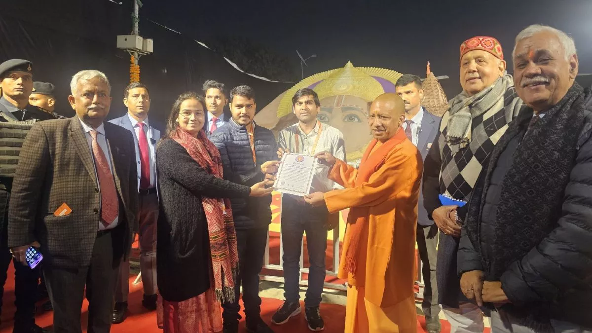 रेत पर बनाई श्रीराम की सुंदर छवि, वर्ल्ड रिकॉर्ड्स बुक ऑफ इंडिया में नाम दर्ज, सीएम योगी को टीम ने सौंपा प्रमाण पत्र