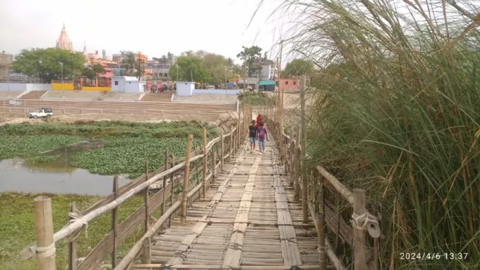 चचरी पुल के सहारे जाते ग्रामीण (जागरण फोटो)