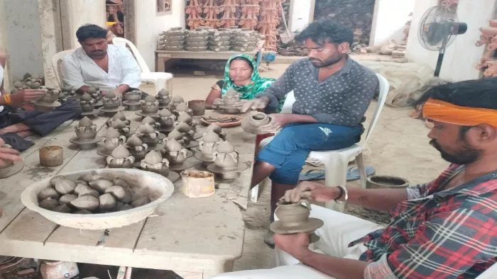 टेराकोटा की कलाकृति बनाते रविंद्र प्रजापति। जागरण