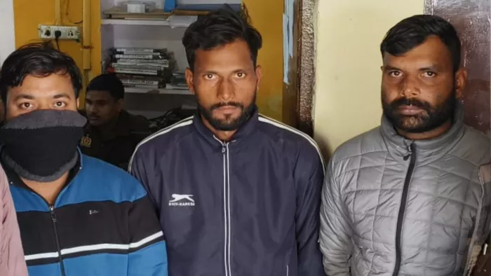 पुलिसभर्तीपरीक्षा प्रमाणपत्रों सत्यापन में पकड़ा गया नाम बदलकर परीक्षा देने वाला आरोपित दाएं से दूसरा उदय प्रताप सौजन्य पुलिस