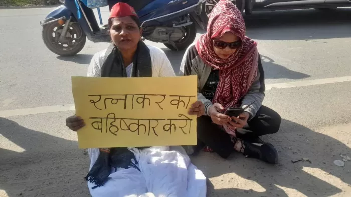 सपा कार्यालय के सामने मंगलवार को धरने पर बैठीं महिला सभा की जिलाध्यक्ष सुनीता यादव l जागरण