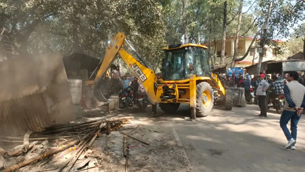 Rohtas News: रोहतास में इस जगह चला बुलडोजर, तोड़े गए कई दुकान; इलाके में मच गया हड़कंप