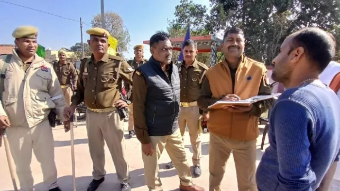 भारी पुलिस फोर्स के बीच राजस्व कर्मियों ने भूमि का सीमांकन किया।