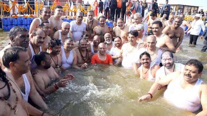 मंत्रियों संग मुख्यमंत्री योगी ने संगम में लगाई डुबकी